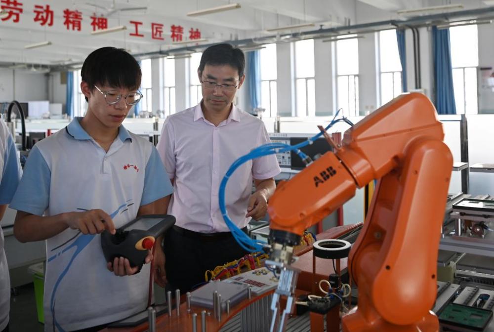 培养更多能工巧匠、大国工匠——我国加快推进新时代高技能人才队伍建设AG九游会(图1)