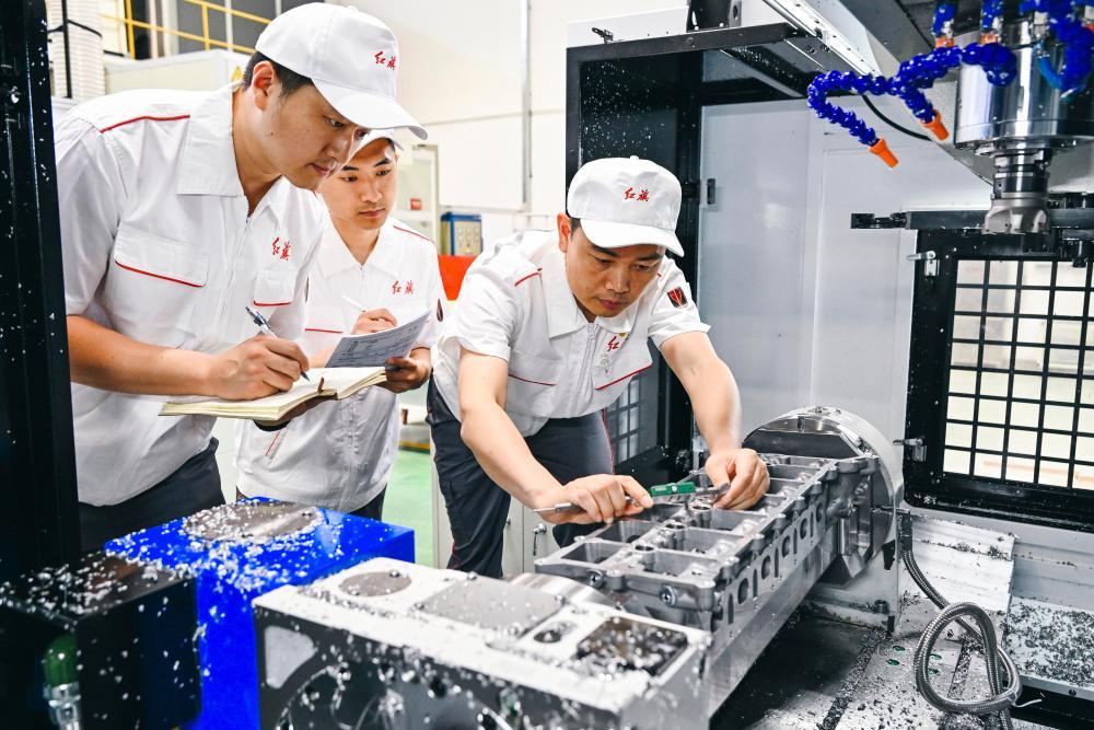 培养更多能工巧匠、大国工匠——我国加快推进新时代高技能人才队伍建设AG九游会(图2)