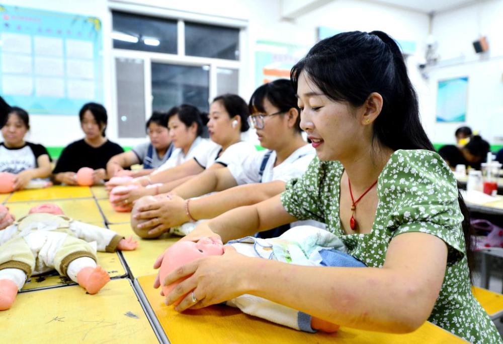 培养更多能工巧匠、大国工匠——我国加快推进新时代高技能人才队伍建设AG九游会(图3)